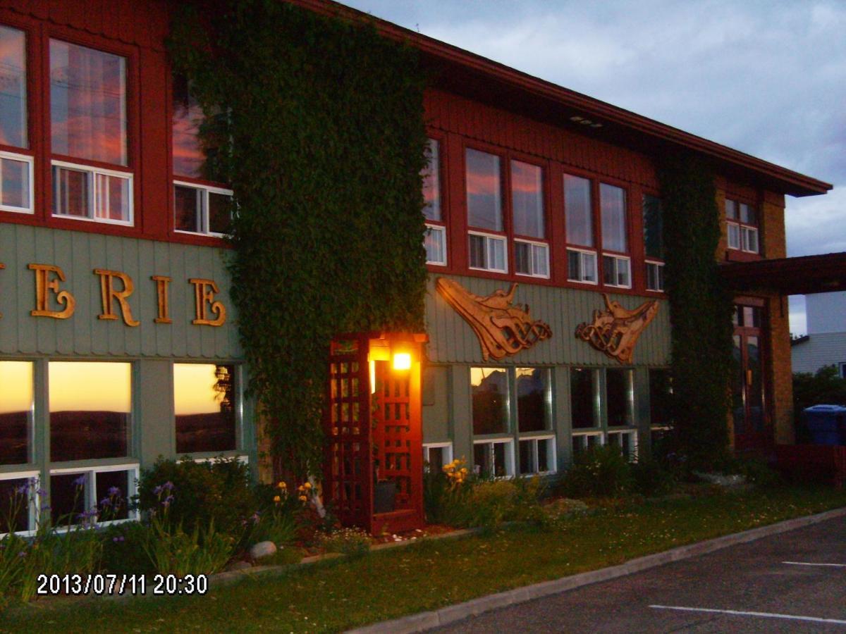 Auberge Internationale La Vieille Ecole Sainte Anne-des-Chênes Oda fotoğraf