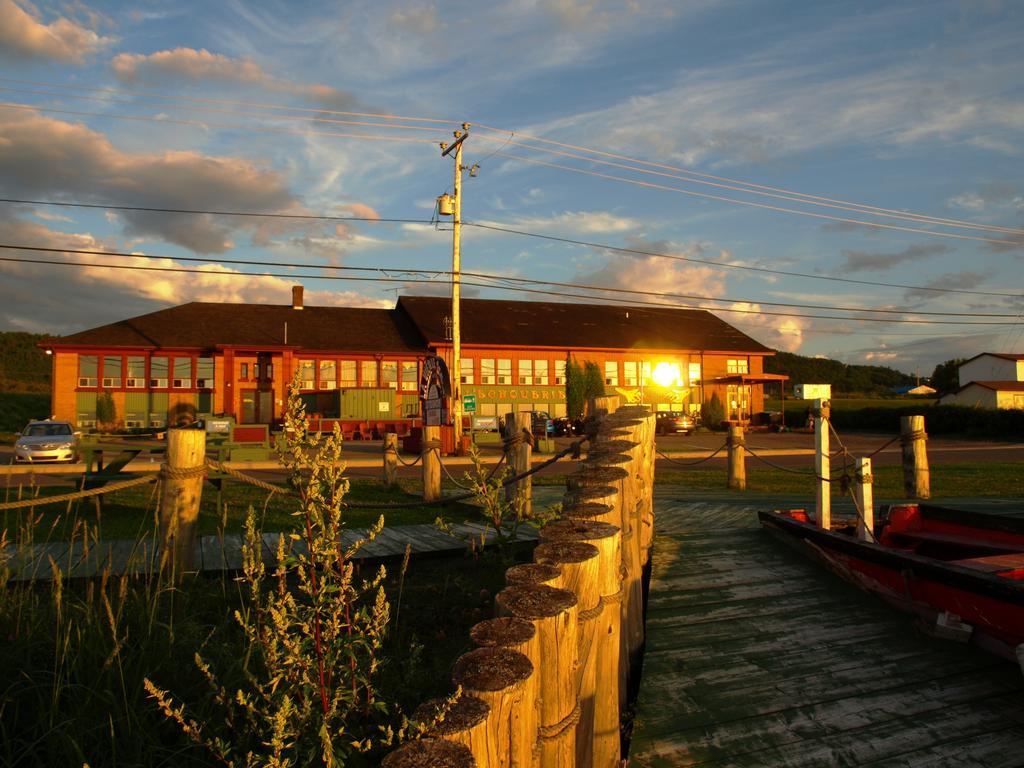 Auberge Internationale La Vieille Ecole Sainte Anne-des-Chênes Dış mekan fotoğraf